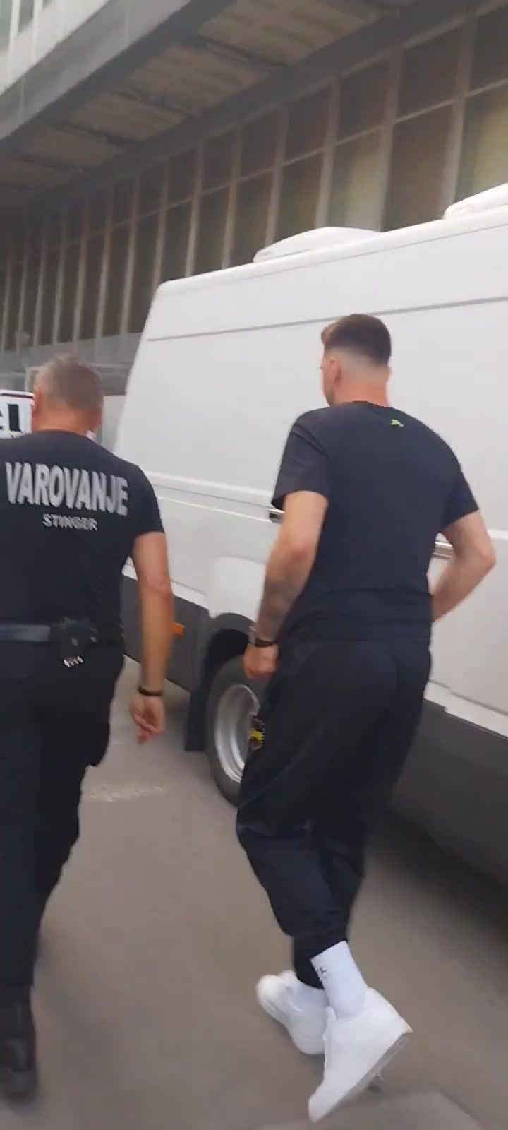 ️持续追踪!东契奇最新街拍 这背影看着应该真的瘦了吧