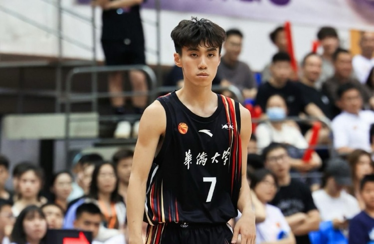 没手感!叶润峰16投4中得10分3板2助1断 三分球14投仅2中